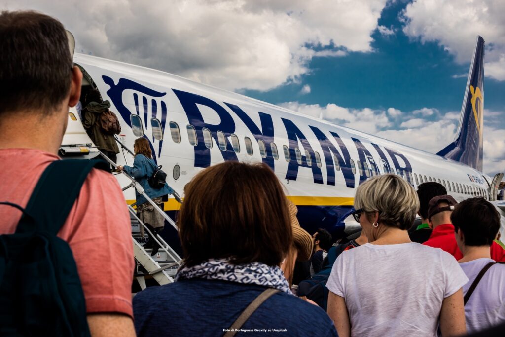 Passeggeri del volo Ryanair FR9181 che si imbarcano su un aereo attraverso una scaletta