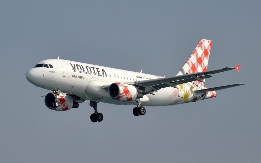 Aereo Volotea in atterraggio. Volo in ritardo