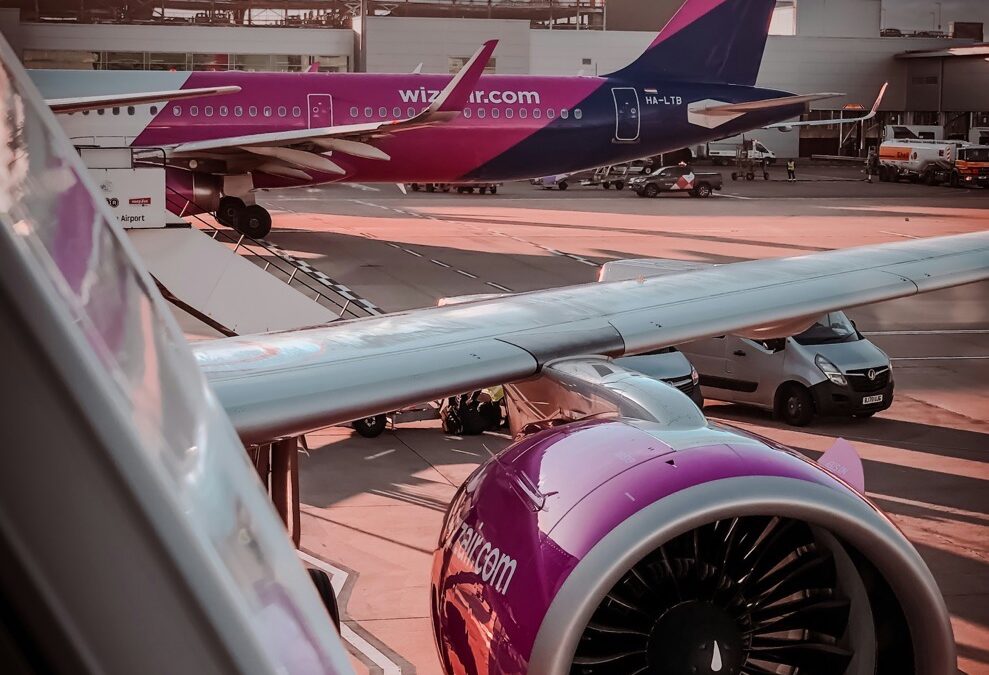 Volo in ritardo e cancellato Wizzair in pista senza bagaglio