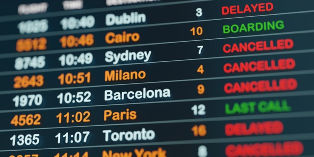 Tabellone aeroportuale con volo cancellato e in ritardo e diritto al rimborso