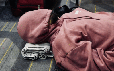 Dormire in aeroporto per colpa di un volo cancellato? No, grazie: ecco cosa puoi fare