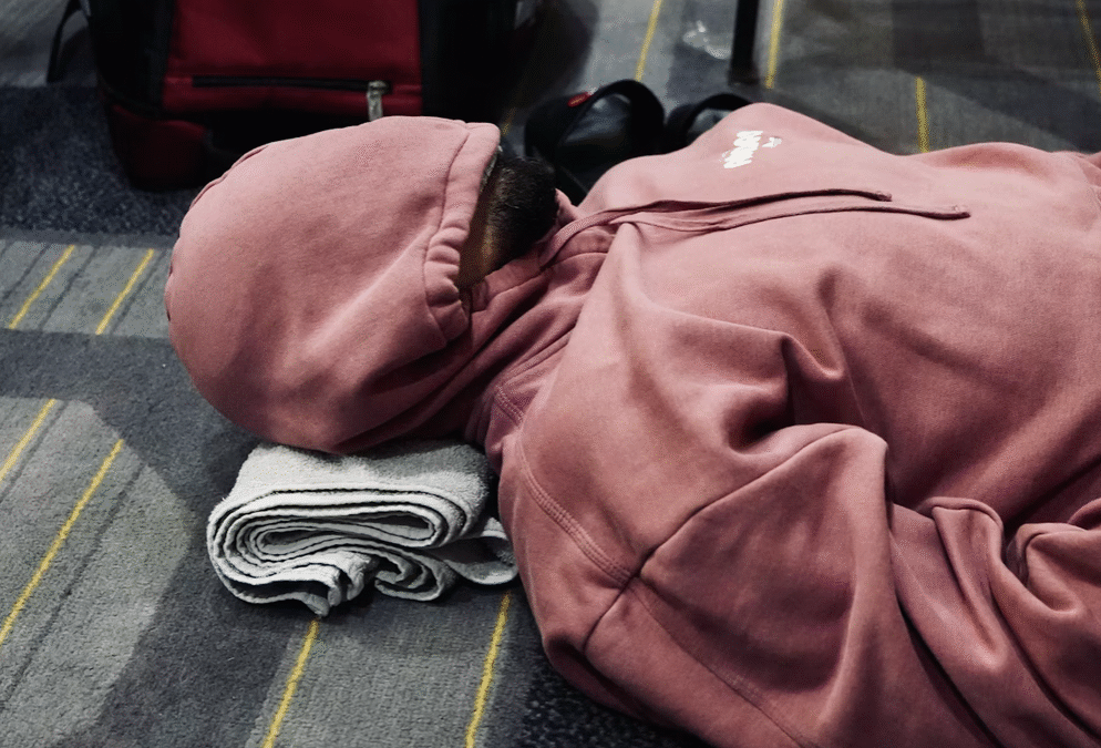 Dormire in aeroporto per colpa di un volo cancellato? No, grazie: ecco cosa puoi fare
